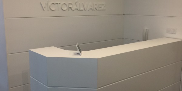 Mostrador de recepción y oficina en clínica dental Víctor Álvarez